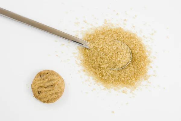 Brauner Zucker auf silbernem Teelöffel — Stockfoto