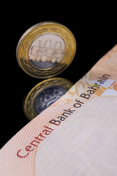 Банкноты и монеты Бахрейна — стоковое фото