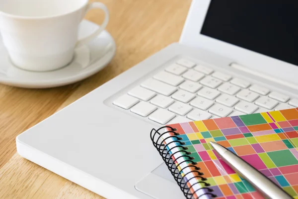 Witte laptop en lege koffiekopje — Stockfoto