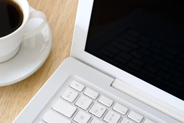 Laptop branco e xícara de café — Fotografia de Stock