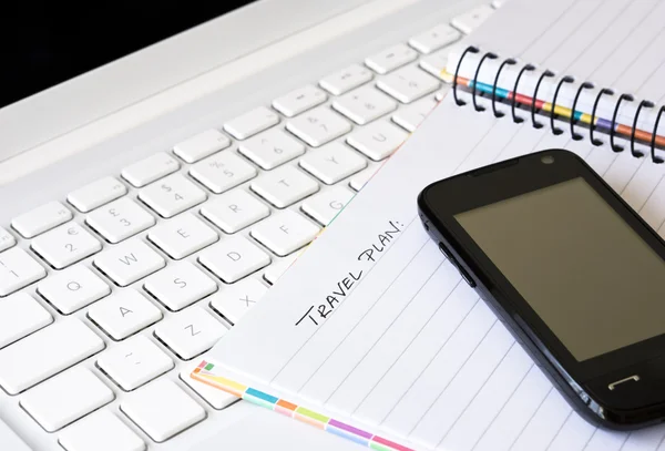 Mobiele telefoon met laptop en spiraal notebook — Stockfoto