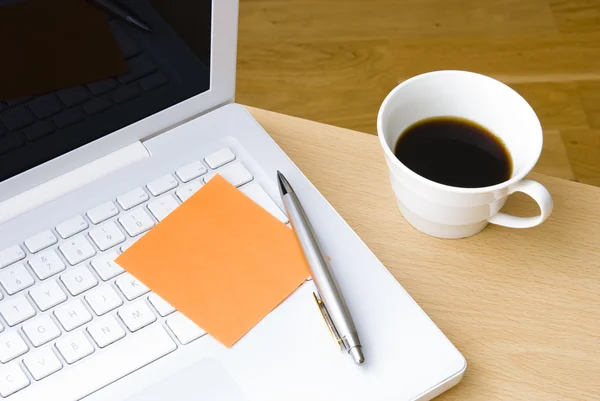 Pluma con nota de postit, portátil y taza de café —  Fotos de Stock