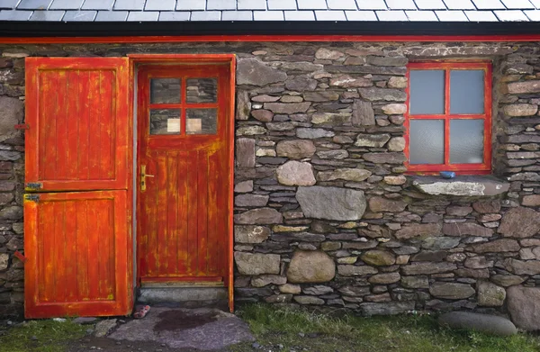 Historische cottage deur en venster — Stockfoto