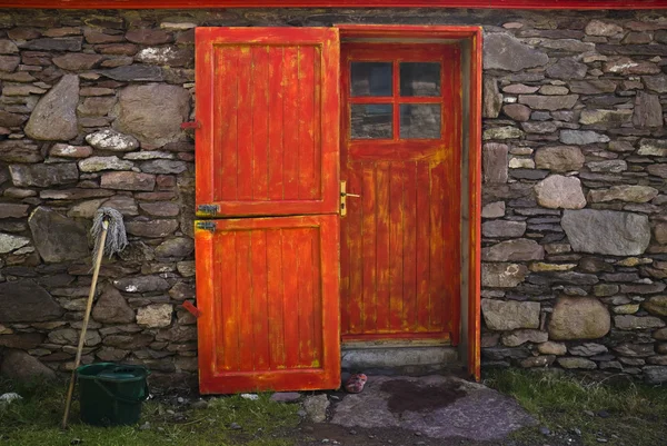 Исторические двери и окна коттеджа — стоковое фото