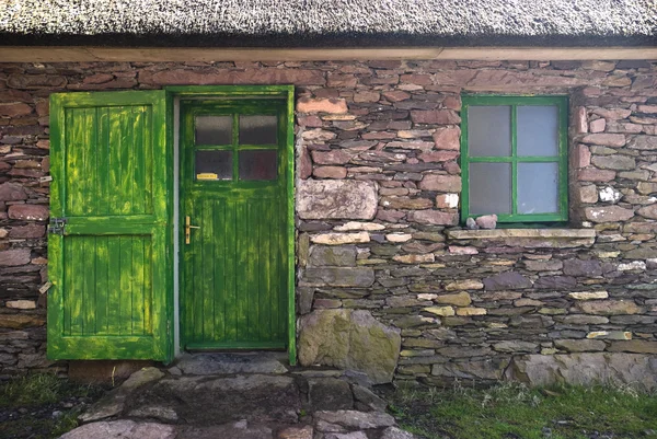 历史性的小屋门和窗户 — 图库照片