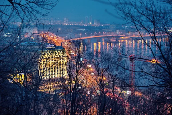 Vue de nuit sur la place Pochtova — Photo