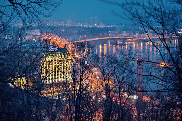 Vue de nuit sur la place Pochtova Image En Vente