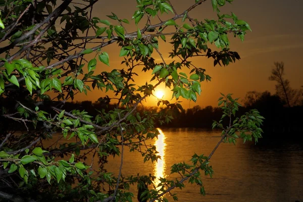 Pôr do sol de abril sobre o rio Dnieper — Fotografia de Stock