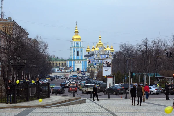 Vladimirsky camino de entrada con vista en el St. Michael —  Fotos de Stock