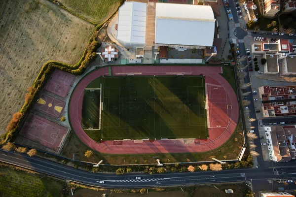 Luchtfoto van voetbalveld en atletiek in lepe — Stockfoto
