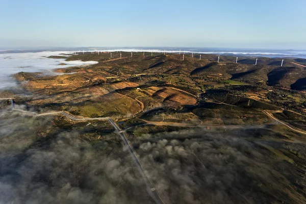 Вид с воздуха на пейзаж с облаками и ветряными мельницами на горизонте — стоковое фото