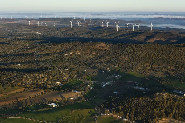 Vista aérea da paisagem com moinhos de vento no horizonte — Fotografia de Stock