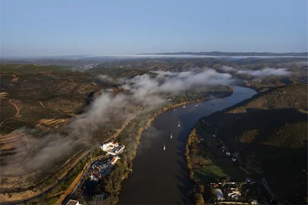 Vista aérea sobre el río Guadiana con nubes — Foto de Stock