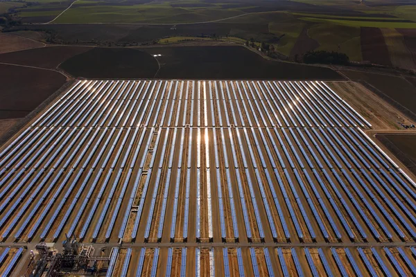 Letecký pohled na parabolické solární elektrárny — Stock fotografie