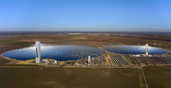 Letecký pohled na solární tepelné elektrárny — Stock fotografie