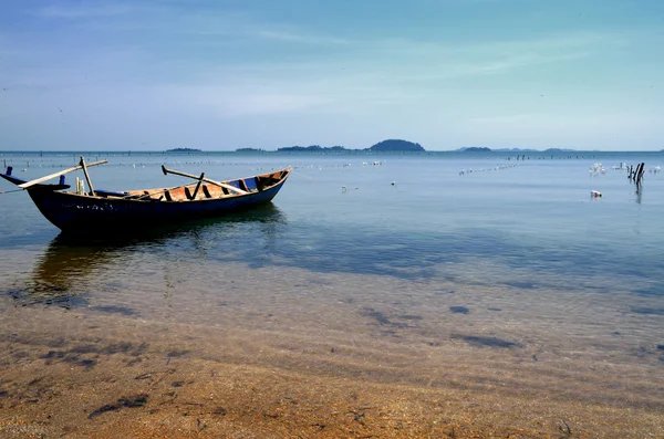 Peaceful boat on the beach of Rabbit Island — Stock Photo, Image