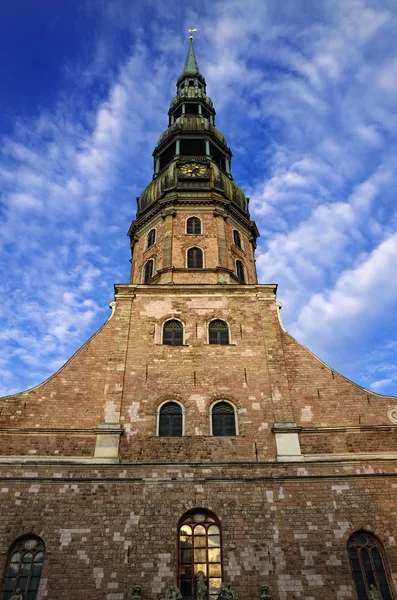 Церква Святої Петерс в центрі Старого міста Риги - Латвія — стокове фото