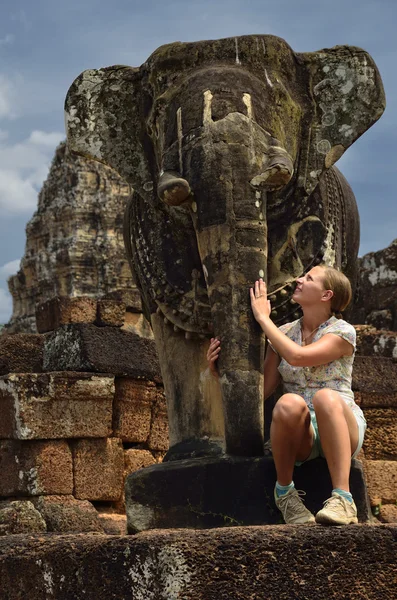 Elephant statue is pampered by girl — Stock Photo, Image