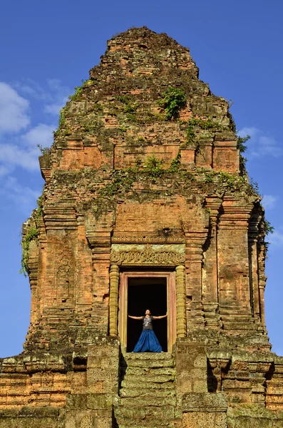 Girl on the top of Phnom Bakheng temple, Angkor, Cambodia — Stock Photo, Image
