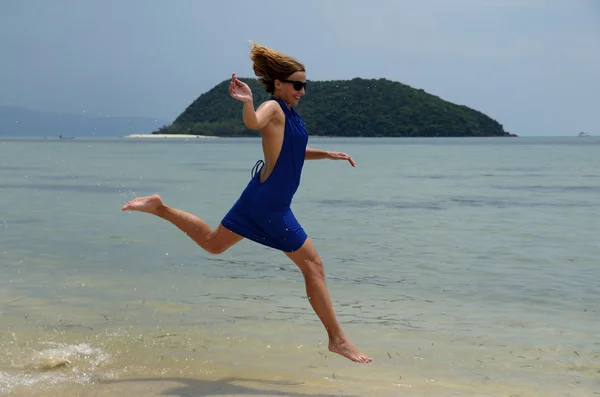 Menina correndo na praia tropical — Fotografia de Stock