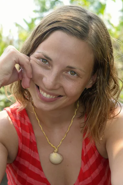 Vackra lettiska flickan dela ett stort leende Stockbild