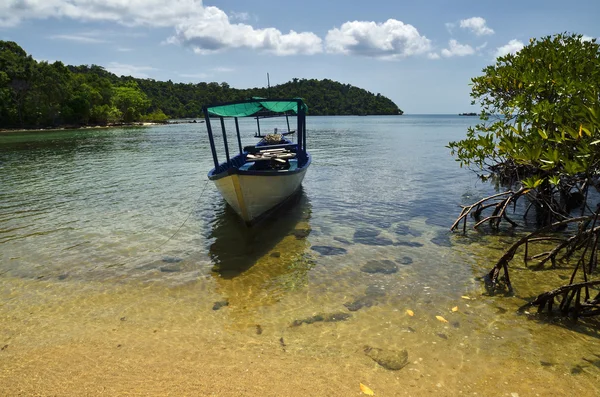 Boot op de pier van Cambodjaanse eiland — Stockfoto