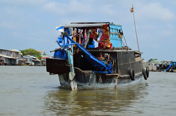 Barco de zanahoria en el mercado flotante vietnamita —  Fotos de Stock