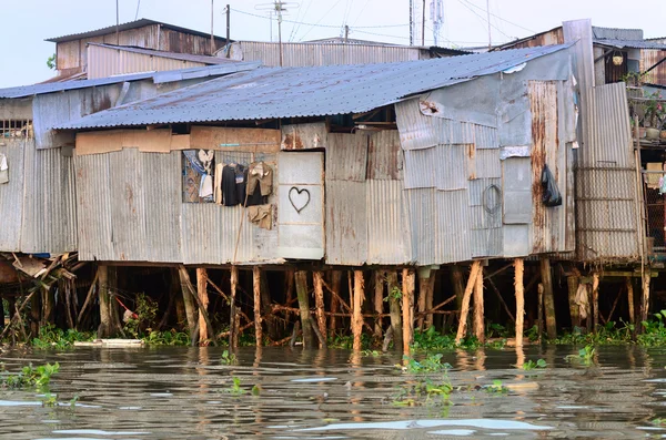 Cuore alla porta di una povera casa vietnamita — Foto Stock