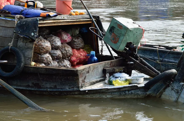 Barco de batata no mercado flutuante vietnamita — Fotografia de Stock