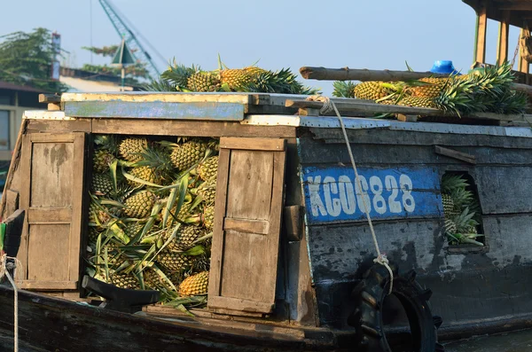 Ananas boot op vietnamese zwevende markten Rechtenvrije Stockafbeeldingen
