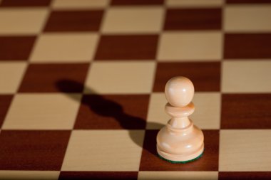 Satranç taşını - bir satranç tahtası üzerinde beyaz piyon.