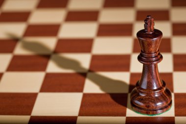 Satranç taşını - bir satranç tahtası üzerinde siyah bir kral.