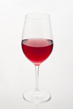 yumuşak beyaz ışık altında kırmızı şarap
