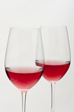 iki bardak kırmızı şarap yumuşak beyaz ışık