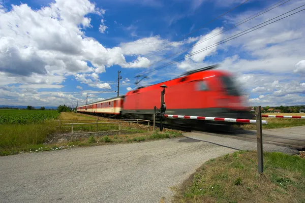 Поїзд, що проходить через залізничний переїзд . — стокове фото