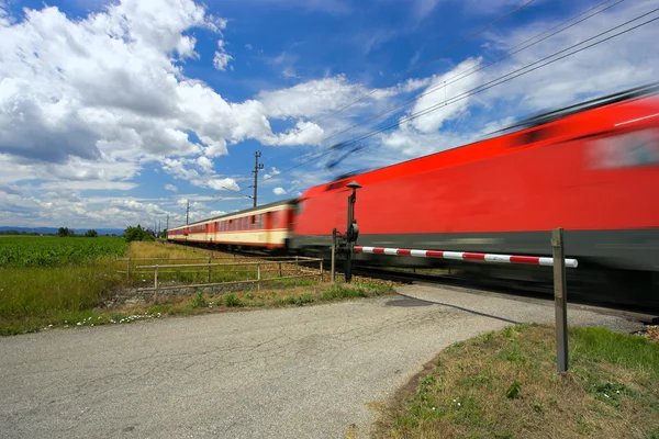 Поїзд, що проходить через залізничний переїзд . — стокове фото