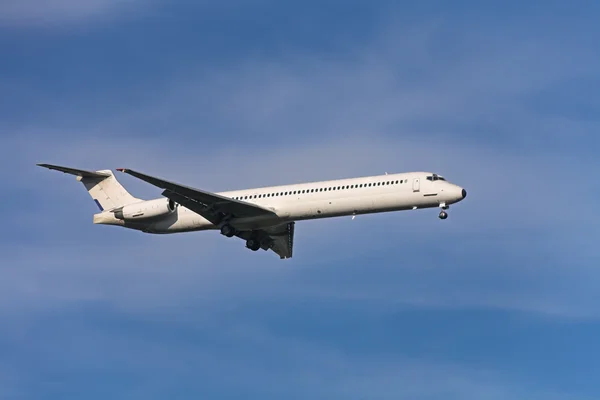 Landing airplane — Stock Photo, Image