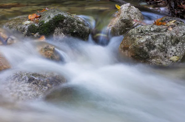 Rochers dans un ruisseau — Photo