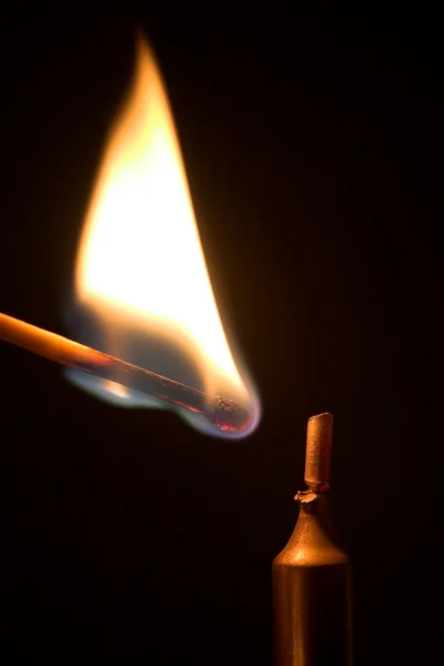 Encender una vela . — Foto de Stock