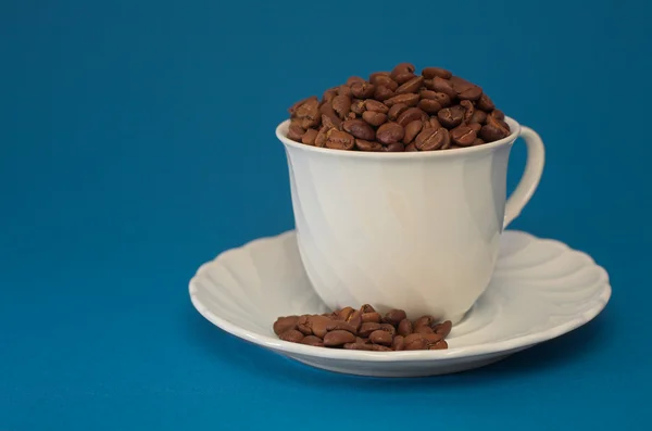 Taza de café llena de granos de café — Foto de Stock