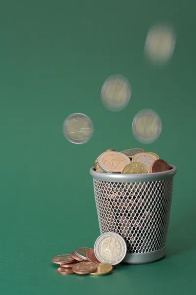 Dinheiro desperdiçado - moedas — Fotografia de Stock