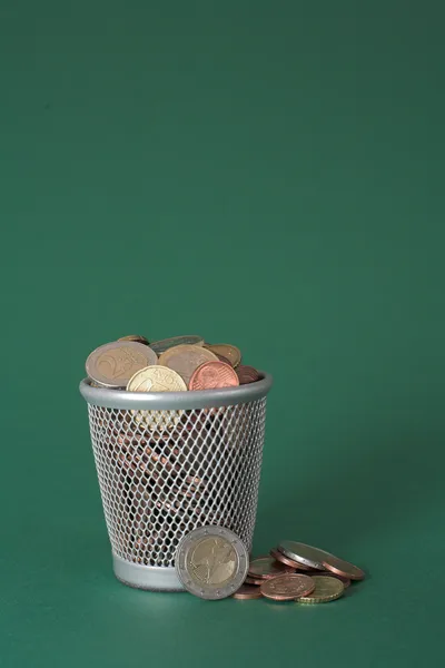 Dinero desperdiciado - monedas —  Fotos de Stock