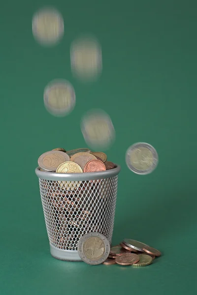Dinheiro desperdiçado - moedas — Fotografia de Stock