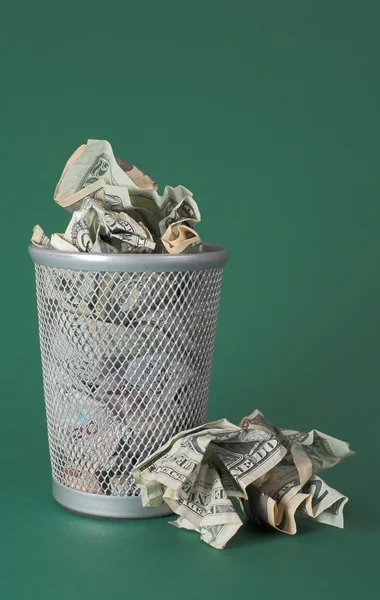 Dinero desperdiciado - Billetes de dólar — Foto de Stock
