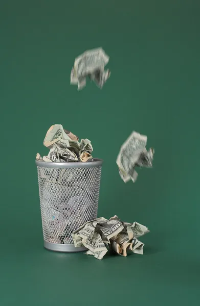 Dinero desperdiciado - Billetes de dólar — Foto de Stock