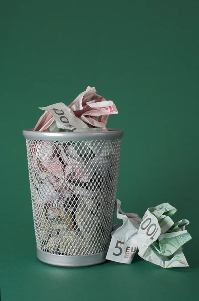 Dinero desperdiciado - Billetes en euros — Foto de Stock