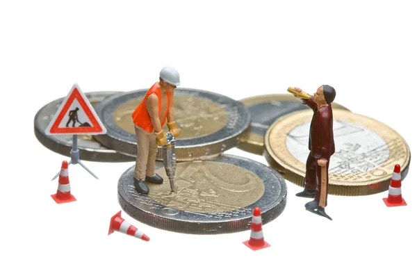 Miniaturfiguren arbeiten an einem Haufen Euromünzen. — Stockfoto