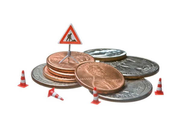 Miniatuurfiguren werken op een hoop van dollar munten. — Stockfoto