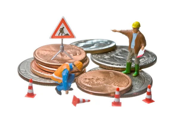 Miniaturfiguren arbeiten an einem Haufen Dollarmünzen. — Stockfoto