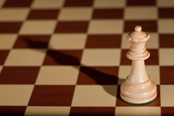 La pieza de ajedrez - la reina blanca en el tablero de ajedrez . — Foto de Stock